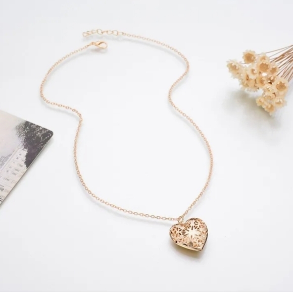 🦋 Creative Locket Heart Pendant Necklace in Gold Tone - Picture 2 of 5